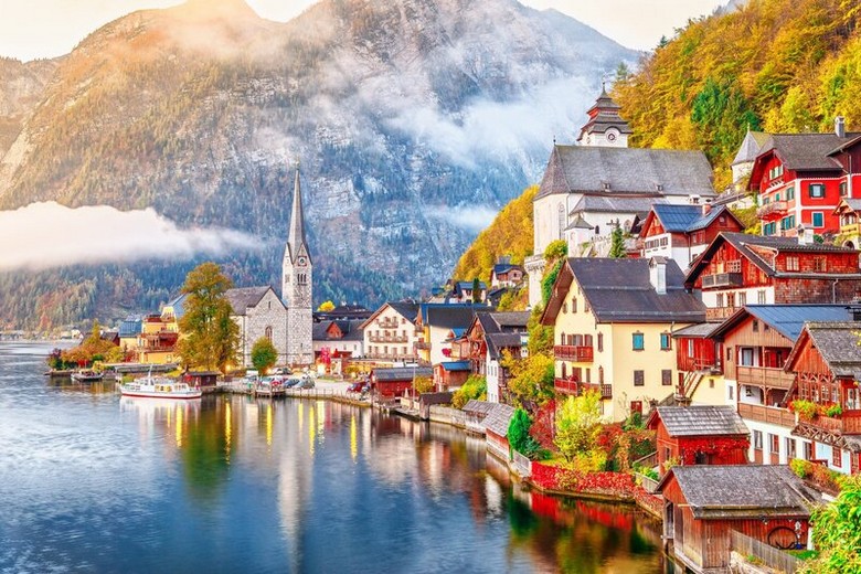 Ngôi làng Hallstatt bên hồ nước tại Áo