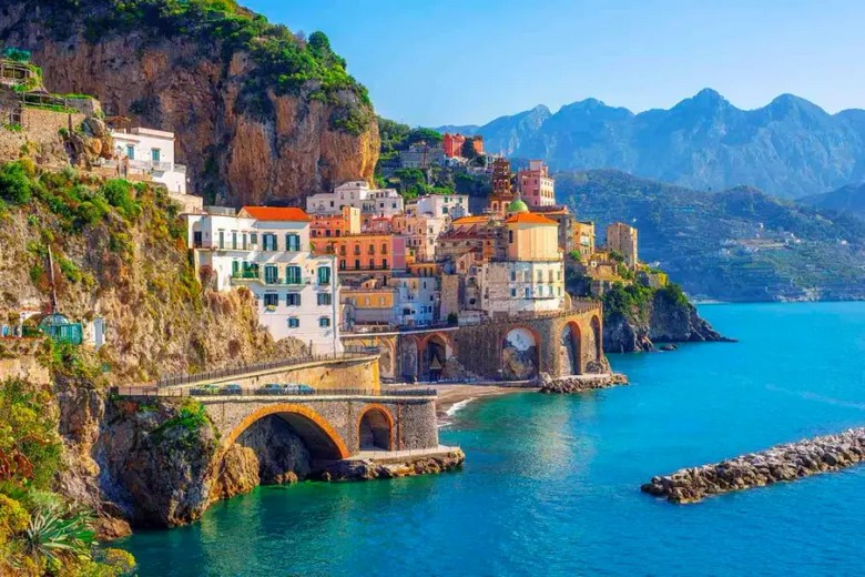 Ngôi làng ven biển đầy màu sắc trên bờ biển Amalfi