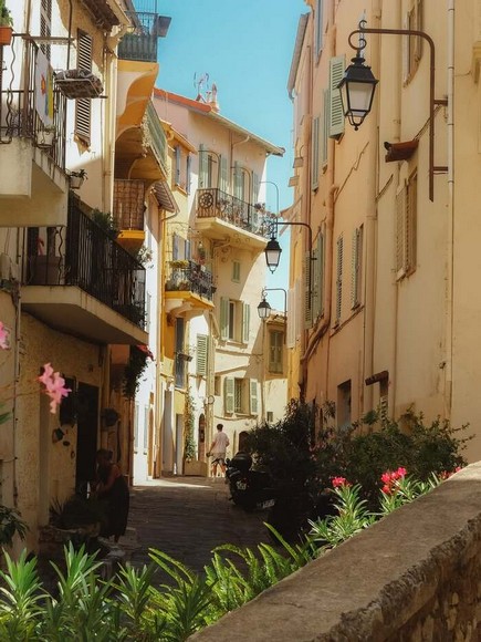  Ngõ hẻm đá cổ kính tại khu phố cổ Le Suquet, Cannes