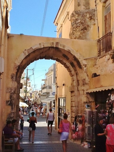 Ngõ phố cổ Rethymno với kiến trúc thời Venice