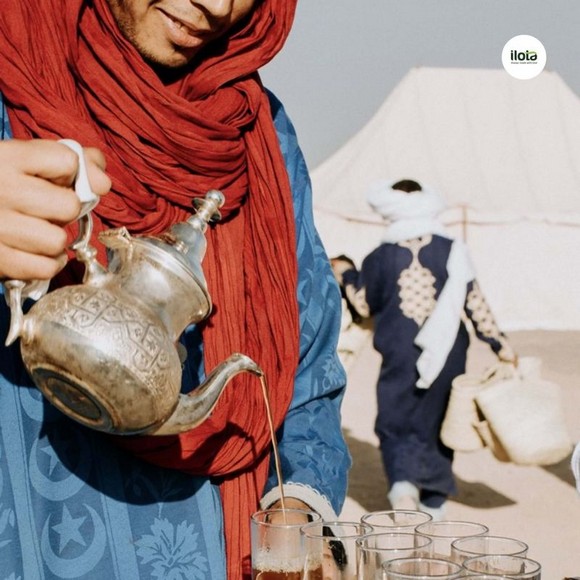 Người Maroc rót trà bạc hà từ ấm bạc lên cao tạo bọt trên ly