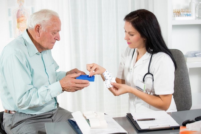 Người cao tuổi kiểm tra thuốc men trước chuyến đi châu Âu