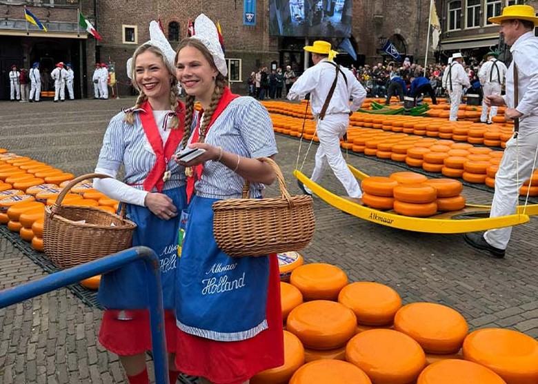 Người khuân phô mai kaasdragers đội nón rơm màu tại chợ phô mai Alkmaar