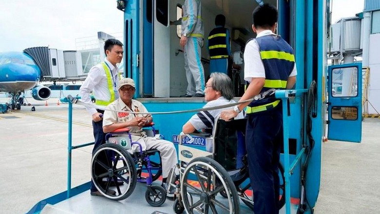 Người lớn tuổi được hỗ trợ tại sân bay trước chuyến bay dài