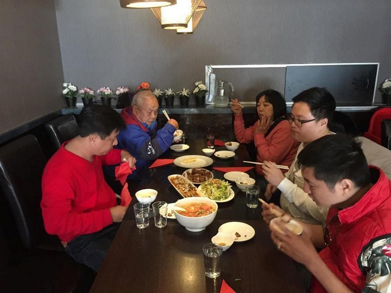 Người lớn tuổi dùng bữa ăn quen thuộc khi đi tour châu Âu
