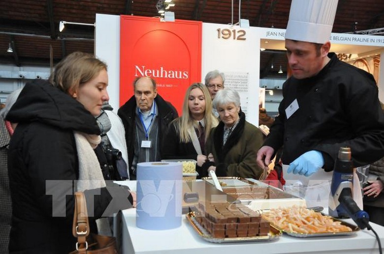 Nghệ nhân Bỉ chế tác praline chocolate tại một xưởng thủ công ở Brussels