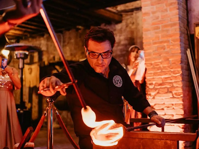  Nghệ nhân thổi thủy tinh tại xưởng trên đảo Murano