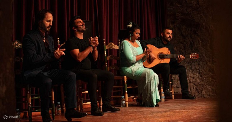 Nghệ sĩ hát cante và chơi guitar toque trong một buổi biểu diễn flamenco