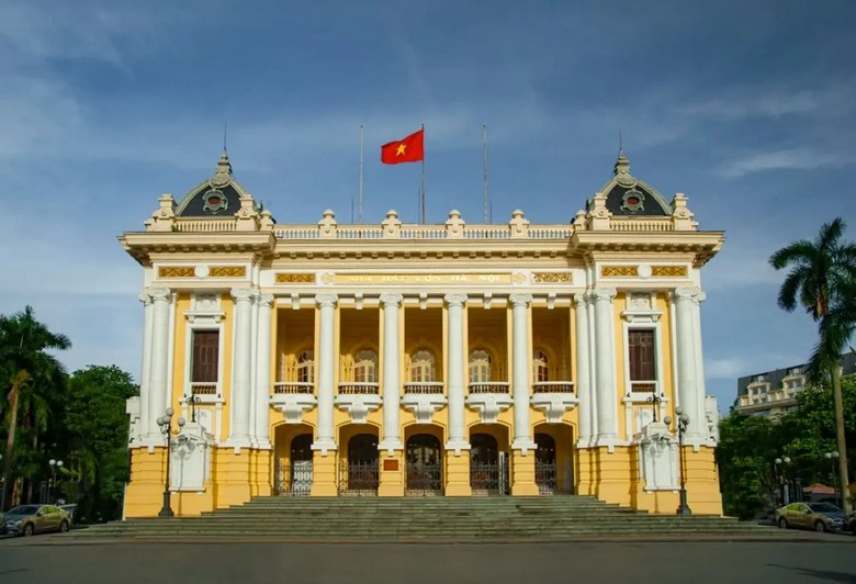 Nhà Hát Lớn Hà Nội với kiến trúc Pháp cổ điển vào buổi hoàng hôn
