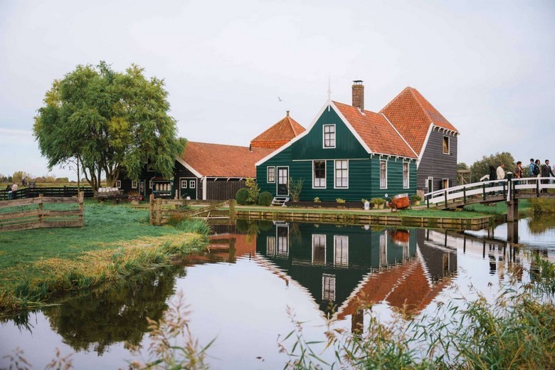 Nhà gỗ sơn xanh Zaans truyền thống trong làng Zaanse Schans