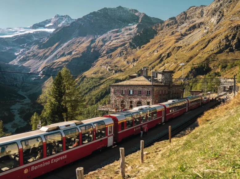 Nhà ga xe lửa Interlaken Ost với tàu leo núi Bernese Oberland