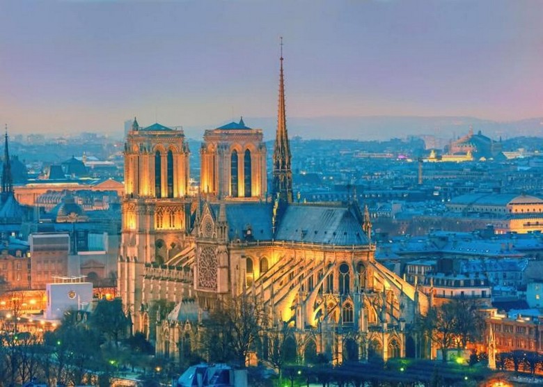 Nhà thờ Đức Bà Paris bên sông Seine