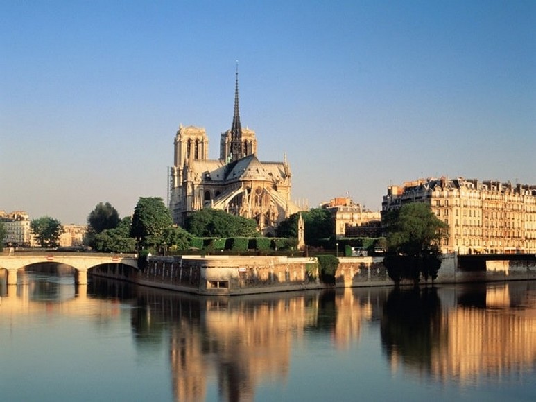Nhà thờ Đức Bà và bảo tàng Louvre nhìn từ sông Seine