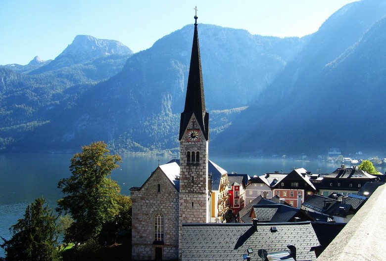 Nhà thờ Công giáo Hallstatt nhìn từ trên cao với tháp chuông đặc trưng