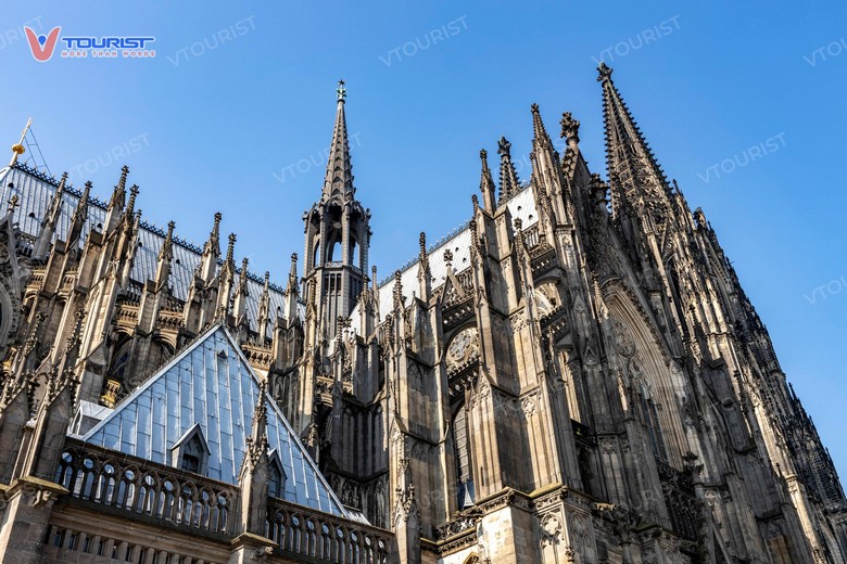 Nhà thờ Cologne đứng vững giữa đống đổ nát sau Thế chiến 2