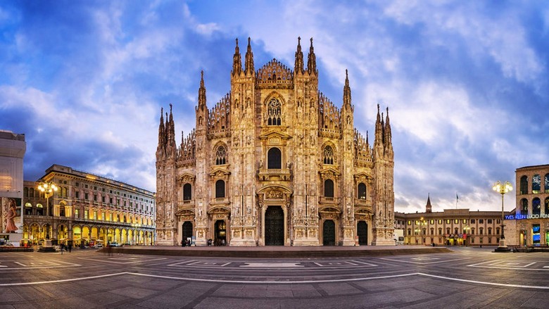 Nhà thờ Duomo di Milano nhìn từ quảng trường phía trước