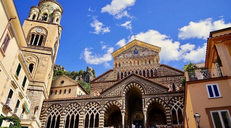 Nhà thờ Duomo di Sant'Andrea ở trung tâm Amalfi