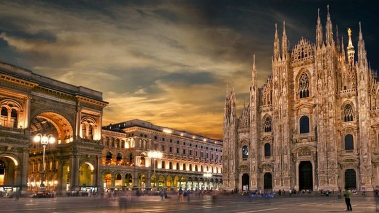Nhà thờ Duomo và quảng trường Piazza del Duomo tại Milan, Ý