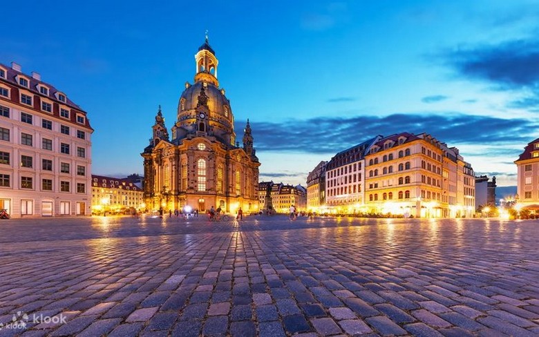 Nhà thờ Frauenkirche nhìn từ quảng trường Neumarkt