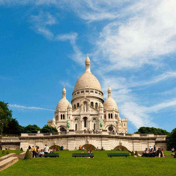 Nhà thờ Sacré-Cœur nhìn từ dưới chân đồi Montmartre