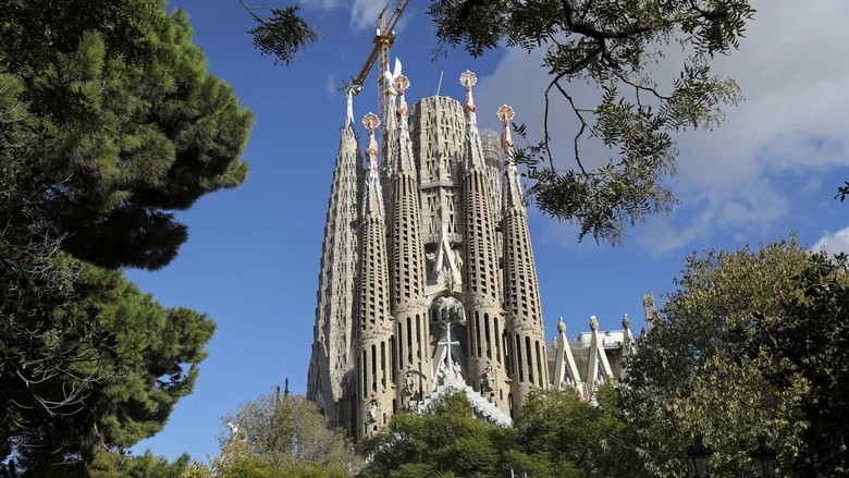 Nhà thờ Sagrada Familia ở Barcelona với tháp trung tâm đã hoàn thiện
