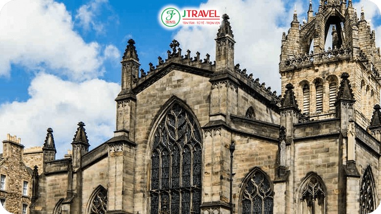 Nhà thờ St Giles với tháp chuông hình vương miện đặc trưng