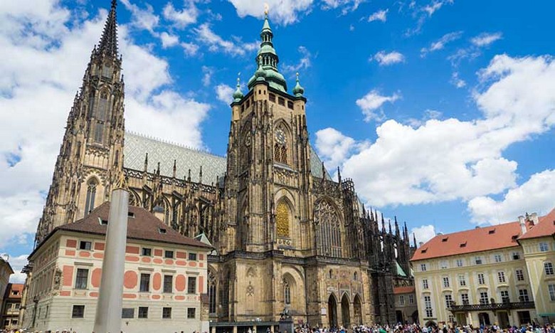 Nhà thờ St. Vitus bên trong khuôn viên Lâu đài Prague
