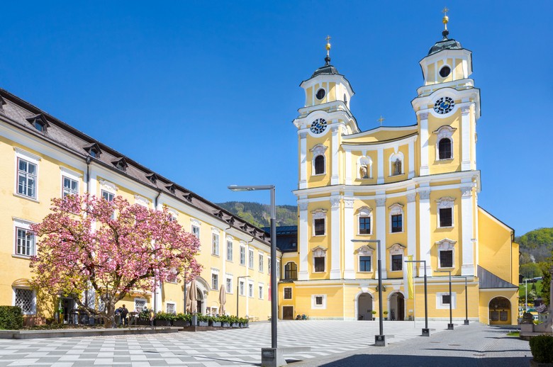 Nhà thờ Vương cung thánh đường Mondsee với hai tháp chuông màu vàng đặc trưng