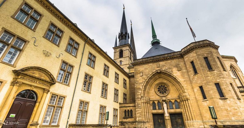 Nhà thờ chính tòa Đức Bà Luxembourg với hai tháp chuông đặc trưng