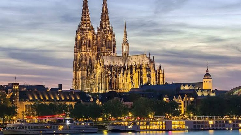 Nhà thờ lớn Cologne nhìn từ bờ sông Rhine
