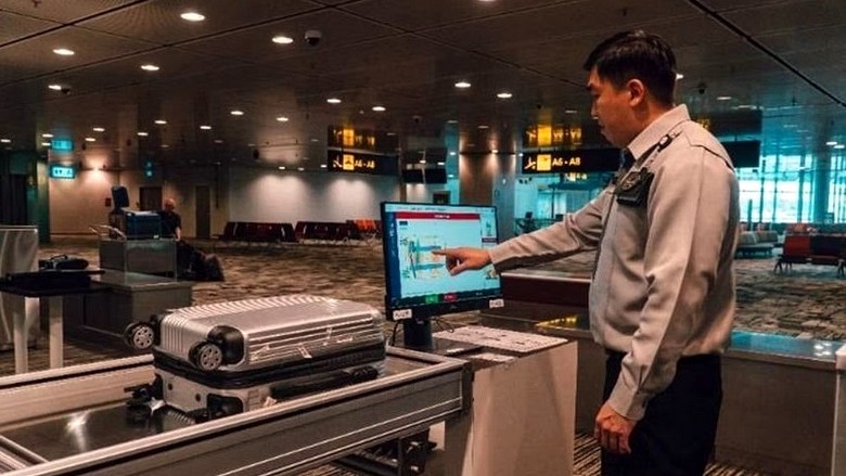 Nhân viên an ninh sân bay kiểm tra pin lithium trong hành lý xách tay