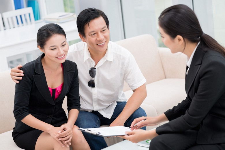 Nhân viên tư vấn hỗ trợ khách chọn lịch khởi hành tour