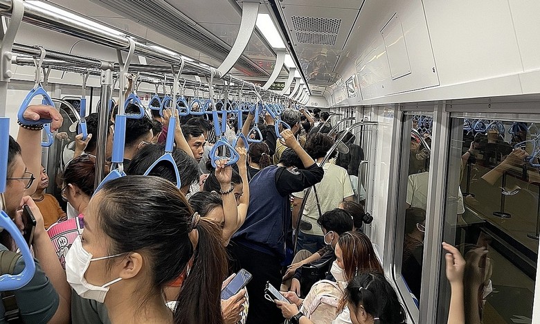 Nhóm du khách đứng sát nhau an toàn trên tàu điện ngầm
