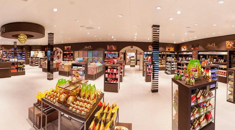 Outlet nhà máy Lindt gần Kilchberg với các hộp chocolate giảm giá