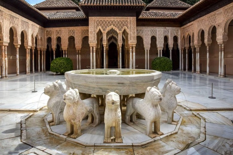 Patio de los Leones với đài phun nước 12 sư tử đá