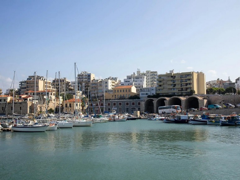 Phà đêm cập cảng Heraklion vào sáng sớm