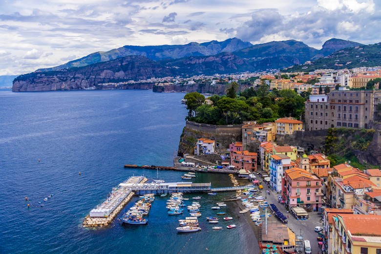 Phà cao tốc cập bến Amalfi