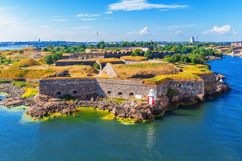 Pháo đài đảo Suomenlinna nhìn từ trên cao với các công trình phòng thủ cổ