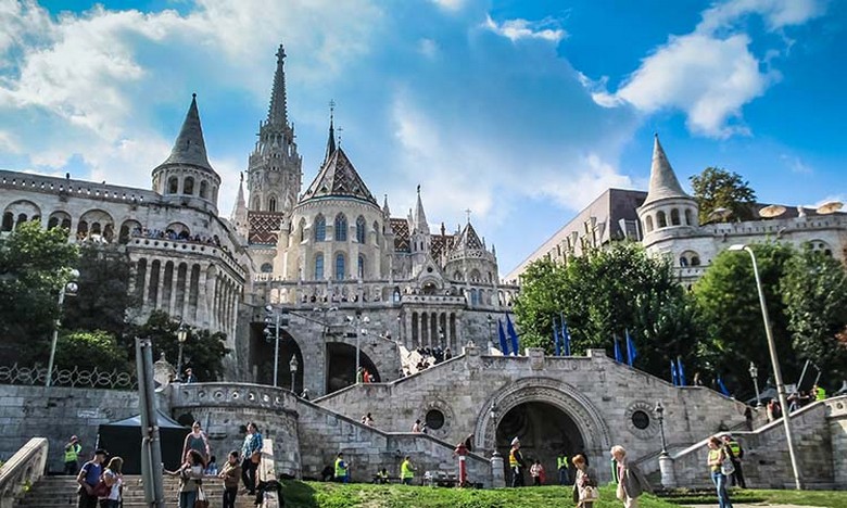 Pháo đài Người đánh cá nhìn sang tòa nhà Quốc hội Hungary