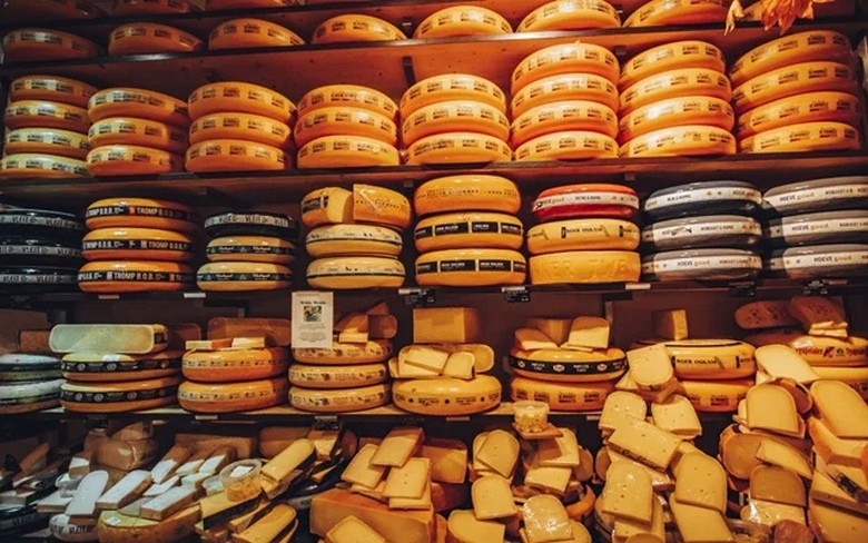 Phô mai Gouda và gốm Delft bày bán tại một cửa hàng ở Hà Lan