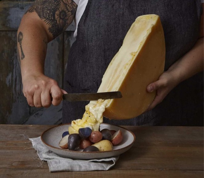 Phô mai raclette được cạo trực tiếp lên đĩa khoai tây nóng