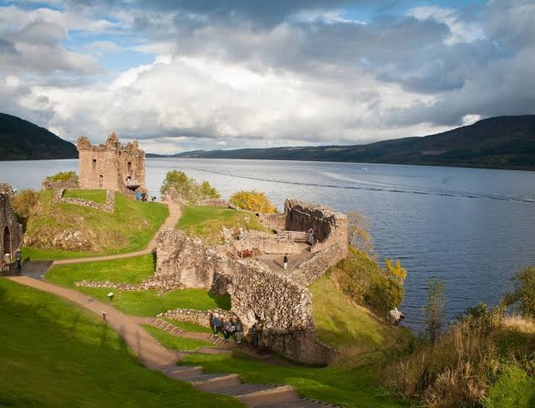 Phế tích lâu đài Urquhart trên mỏm đá bên hồ Loch Ness