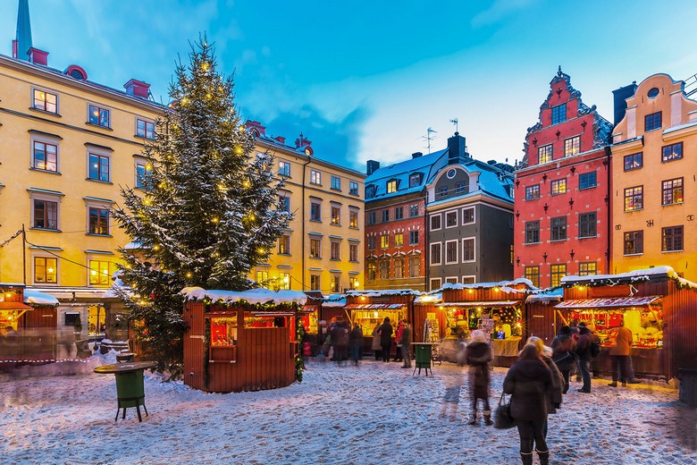 Phố đá cuội trong khu phố cổ Gamla Stan với nhà màu sắc san sát