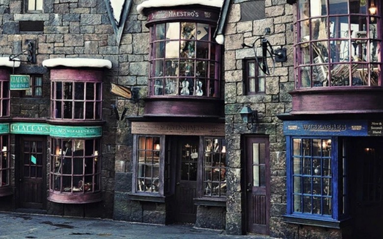 Phố Diagon Alley tái hiện dãy cửa hàng phù thủy trong phim Harry Potter