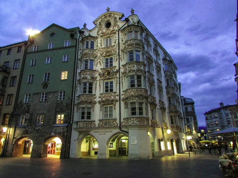 Phố Herzog Friedrich Strasse với nhà Helblinghaus và tháp Stadtturm