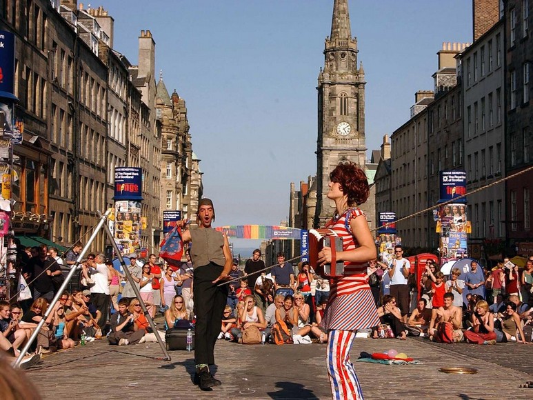 Phố Royal Mile đông người trong mùa lễ hội Fringe tháng 8