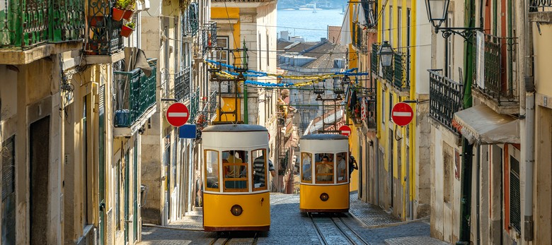  Phố cổ Alfama ở Lisbon với nhà tường vàng và xe điện leo dốc