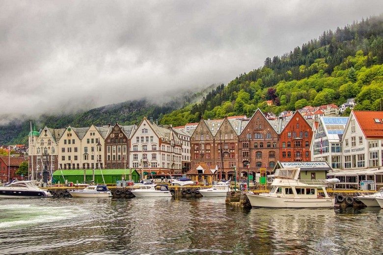 Phố cổ Bryggen dưới cơn mưa nhẹ đặc trưng của Bergen