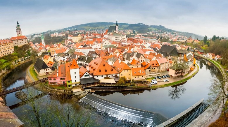 Phố cổ Cesky Krumlov nhìn từ tháp lâu đài, sông Vltava uốn quanh thị trấn