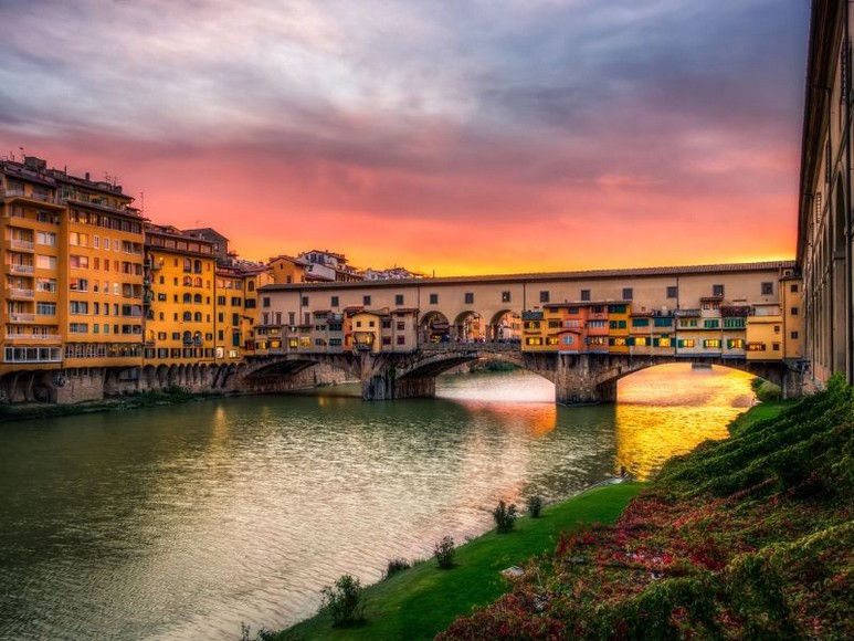 Phố cổ Florence nhìn từ Ponte Vecchio lúc hoàng hôn